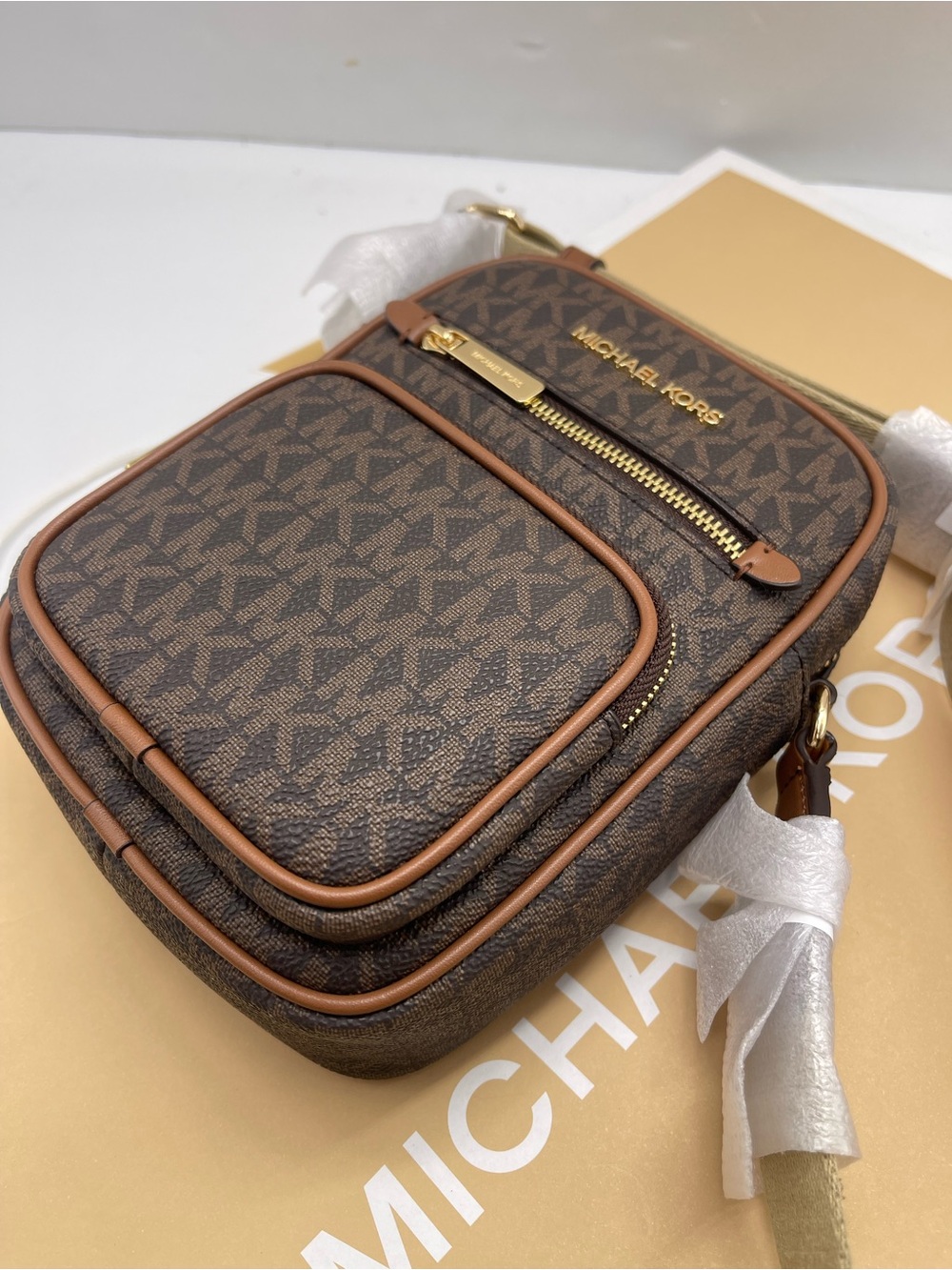 MICHAEL KORS Jet Set Md Flight NS Pocket Signature Logo Crossbody Bag
Brown 
NWT - Picture 5 of 16